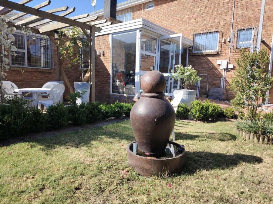 To Let 2 Bedroom Property for Rent in Protea Heights Western Cape